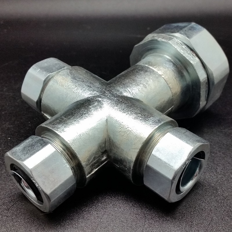 十字四通金属接头